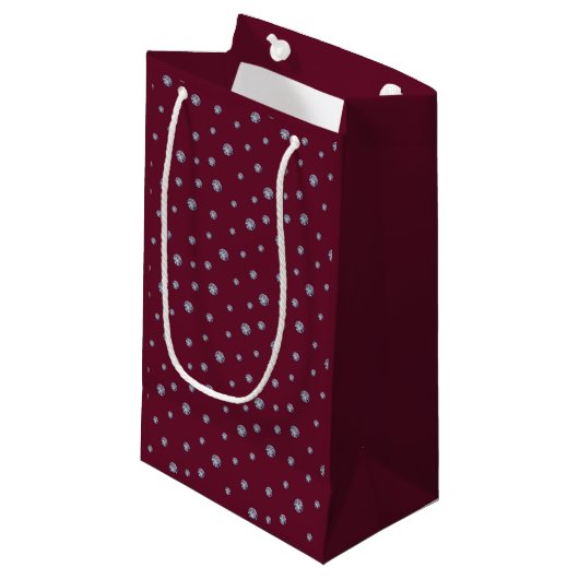 Strass op donkerrood klein cadeauzakje (Voorkant Gekanteld)