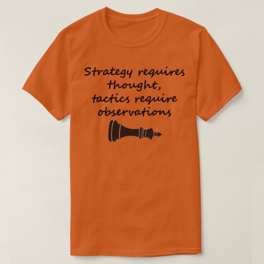 Strategie vereist denktactiek en moet worden geobs t-shirt (Design voorkant)