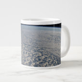 Stratocumulus wolken boven de Stille Oceaan. Grote Koffiekop (Voorkant rechts)