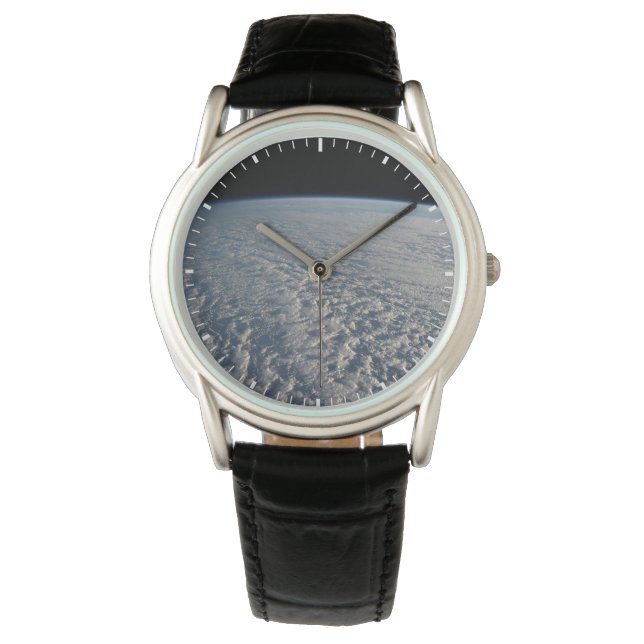 Stratocumulus wolken boven de Stille Oceaan. Horloge (Voorkant)