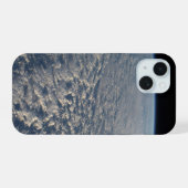 Stratocumulus wolken boven de Stille Oceaan. iPhone 15 Case (Achterkant horizontaal)