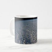 Stratocumulus wolken boven de Stille Oceaan. Koffiemok (Voorkant links)