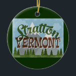 Stratton Vermont Fun Retro Snowy Mountains Keramisch Ornament<br><div class="desc">Stratton Vermont neo vintage-reisontwerp in een leuke retro-cartoon-stijl met sneeuwbekapte bergen,  bos en bomen eronder,  blauwe hemel en coole retro-scripttekst.</div>