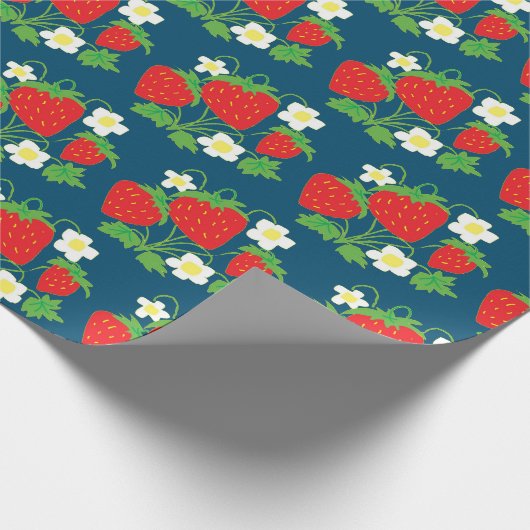 Strawberry and Flowers Pattern Blue Cadeaupapier (Hoek)