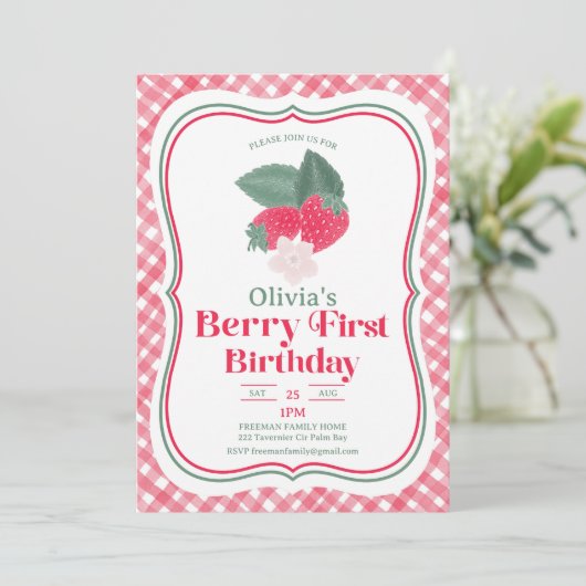 Strawberry Berry First Birthday Invitation Kaart (Staand voorkant)