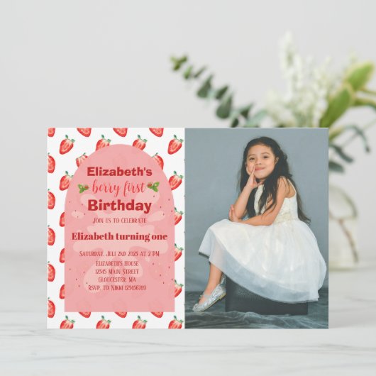Strawberry Berry First Birthday Invitation Kaart (Staand voorkant)