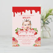 Strawberry Berry First Birthday Invitation Kaart (Staand voorkant)