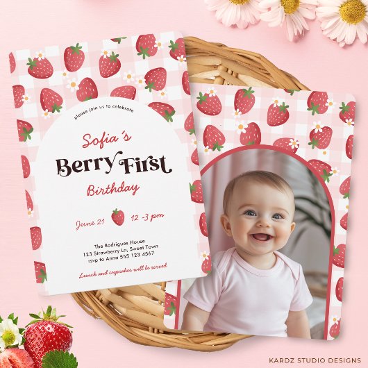 Strawberry Berry First Birthday Invitation Kaart