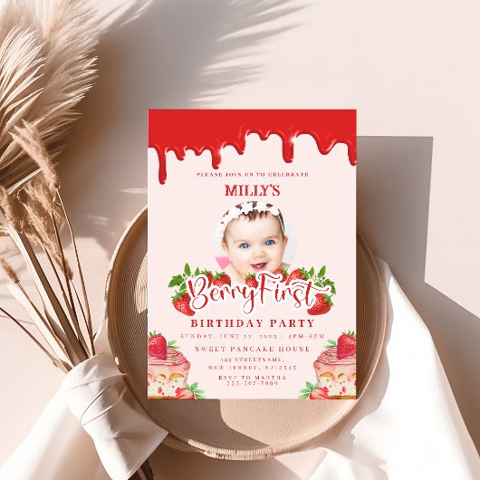 Strawberry Berry First Birthday Invitation Kaart