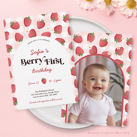 Strawberry Berry First Birthday Invitation Kaart