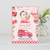 Strawberry Berry First Birthday Invitation Kaart (Staand voorkant)