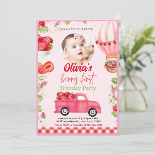 Strawberry Berry First Birthday Invitation Kaart (Staand voorkant)