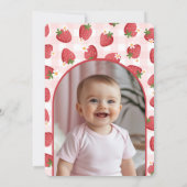 Strawberry Berry First Birthday Invitation Kaart (Achterkant)