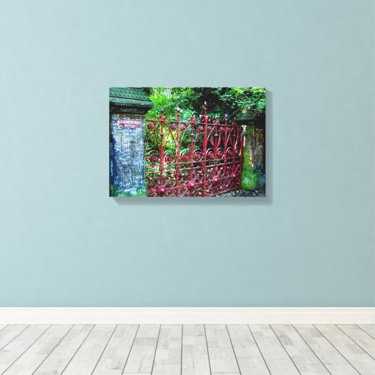 Strawberry Field Gates, Liverpool, Verenigd Konink Canvas Afdruk (Insitu (Houten vloer))