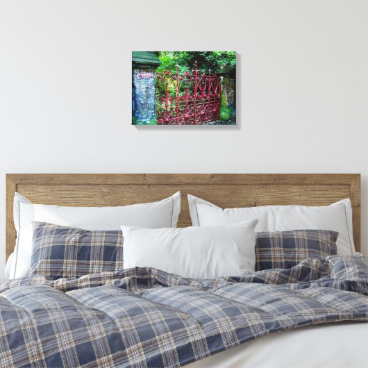 Strawberry Field Gates, Liverpool, Verenigd Konink Canvas Afdruk (Insitu (Slaapkamer))