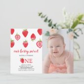Strawberry First Birthday Girl Photo Invitation Kaart (Staand voorkant)
