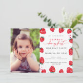 Strawberry First Birthday Photo Invitation Kaart (Staand voorkant)
