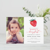 Strawberry First Birthday Photo Invitation Kaart (Staand voorkant)