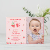 Strawberry Girl Eerste Verjaardag Fotouitnodiging Kaart (Staand voorkant)