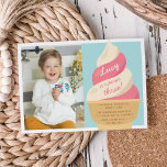 Strawberry Ice Cream Kids Birthday Foto Kaart<br><div class="desc">Kill uit met deze schattige ijsjes,  de feestelijke uitnodigingen voor je kleine verjaardagsfeest. Het vun genderneutrale zomerontwerp in een zacht gedempt kleurenpalet is voorzien van roze aardbei en vanilla soft serve ice crème met uw partijgegevens op de kegel. Voeg een foto toe om dit grillige summiere ontwerp te voltooien.</div>