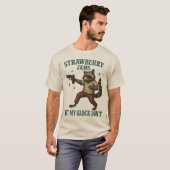 Strawberry Jams But My Glock Don't Raccoon Funny T-shirt (Voorkant volledig)