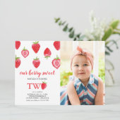 Strawberry Second Birthday Party Photo Invitation Kaart (Staand voorkant)