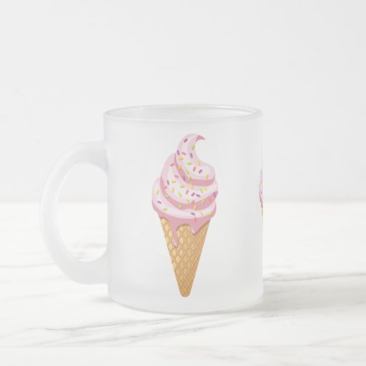 Strawberry sundae in wafelkegel met gooien matglas koffiemok (Links)