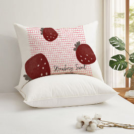 Strawberry Sweet Love – Minimal Berry Trio on Red Kussen