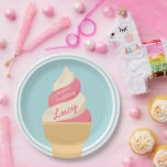 Strawberry Vanilla Ice Cream Kids Birthday Party Papieren Bordje<br><div class="desc">Kut uit met deze schattige ijsjes met de borden van het feest voor je kleine zomerfeest. Een vun genderneutraal zomerontwerp in een zacht gedempt kleurenpalet is voorzien van roze aardbei en vanille soft serve met de inscriptie "Happy Birthday [Name]" op het ijs.</div>