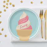 Strawberry Vanilla Ice Cream Kids Birthday Party Papieren Bordje<br><div class="desc">Kut uit met deze schattige ijsjes met de borden van het feest voor je kleine zomerfeest. Een vun genderneutraal zomerontwerp in een zacht gedempt kleurenpalet is voorzien van roze aardbei en vanille soft serve met de inscriptie "Happy Birthday [Name]" op het ijs.</div>