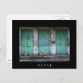Strayhonden voor vuile groene deuren in Nepal Briefkaart (Voorkant / Achterkant)