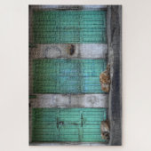 Strayhonden voor vuile groene deuren legpuzzel (Verticaal)
