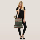 Streep met olijfgroen tote bag (Op model)