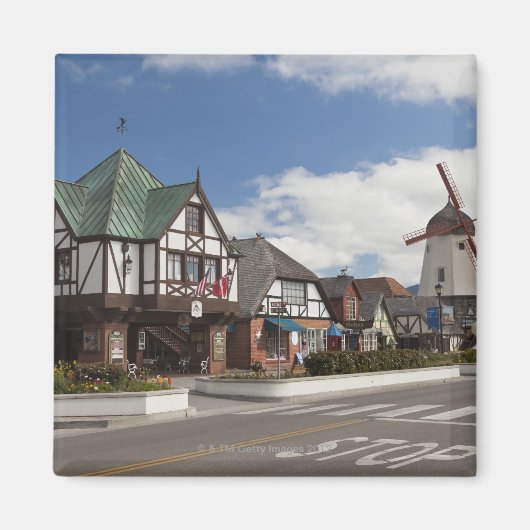 Street Scene van historische Solvang, 'The Danish Magneet (Voorkant)