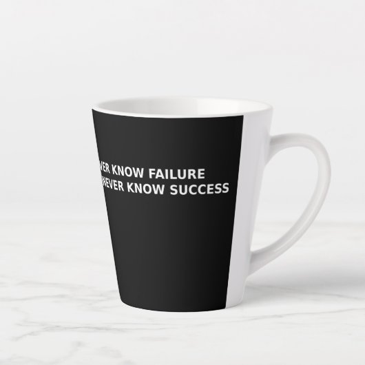 *Strength Through Struggle – Success Mindset Mug Latte Mok (Rechts)