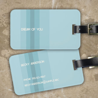 Strepen en woorden op pastelblauw iets bagagelabel