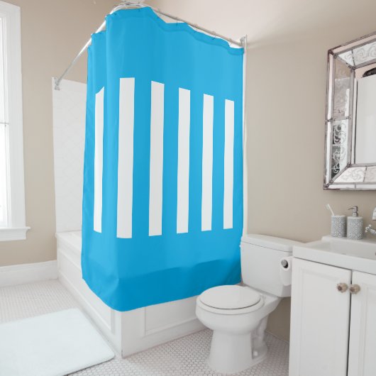 Strepen in het midden. Skye Blauw en wit. Douchegordijn (In situ)