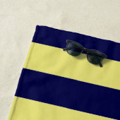 Strepen in marineblauw en geel strandlaken (In situ)