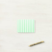 strepen met groene en witte snoep post-it® notes (Op bureau)