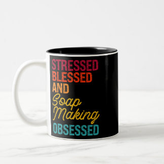 Stressed gezegend en zeep maken geobsedeerd retro tweekleurige koffiemok