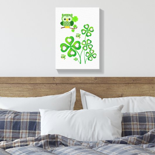 Stretched Canvas print St. Patrick's Day Owl (Insitu (Slaapkamer))