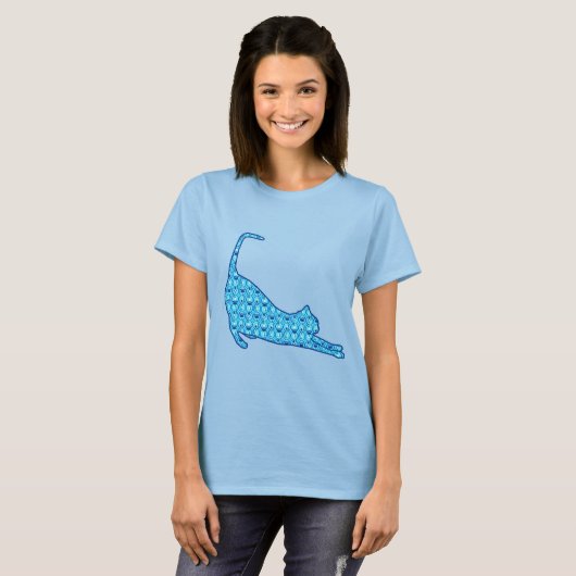 Stretching Cat Silhouette in een Blue Lotus Patter T-shirt (Voorkant volledig)