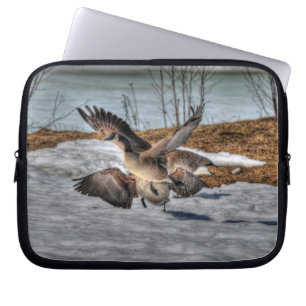 Strijd tegen Canadese ganzen op de sneeuwnatuurscè Laptop Sleeve