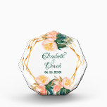 Strijdbloemkoraal goud geometrische rozen acryl prijs<br><div class="desc">Een trendy award voor een bruiloft. Met een faux gouden zeshoek geometrisch gevormd lijst. Versierd met waterkleurige stoffige rozen in witte en koraal en groene olijftakken. Elegante witte achtergrond. Sjablonen voor de namen van de bruid en bruidegom en de trouwdatum. De namen zijn geschreven met een handgeschreven script. Groen gekleurde...</div>