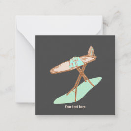 Strijkijzer en strijkplank huishoudelijke taken notitiekaartje