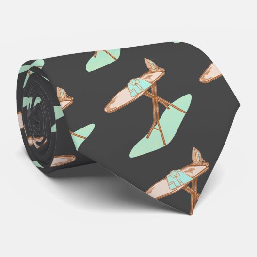 Strijkijzer en strijkplank huishoudelijke taken stropdas (Opgerold)