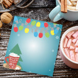 Strijklichten en Rode Mok Gezellige Winterkerst Notitieblok<br><div class="desc">Onthul de magie van het vakantieseizoen met dit betoverende kerst-thema notitieblok! Versierd met een levendige reeks kleurrijke kerstverlichting aan de bovenkant, brengt het meteen een feestelijke juichbeurt aan uw notities en herinneringen. Het notitieblok is geplaatst tegen een besneeuwde blauwe achtergrond, die doet denken aan een winternacht. In de linkerbenedenhoek staat...</div>