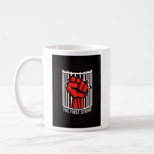 STRIKE FIRST - bokseretro Koffiemok (Links)