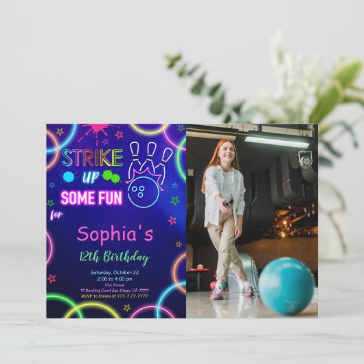 STRIKE UP Bowling Verjaardag Foto uitnodiging (Staand voorkant)