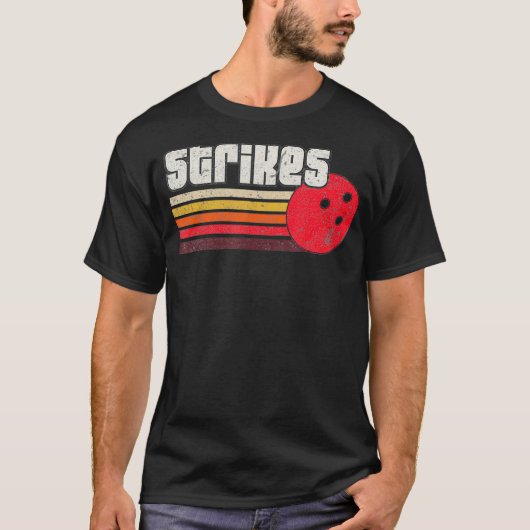 Strikes Funny Graphic Bowling Strikes League T-shirt (Voorkant)